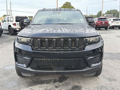 Used 2024 Jeep Grand Cherokee Laredo AWD/4WD image 3