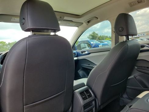 Used 2024 Volkswagen Taos SE w/ Panoramic Sunroof Package AWD/4WD image 11