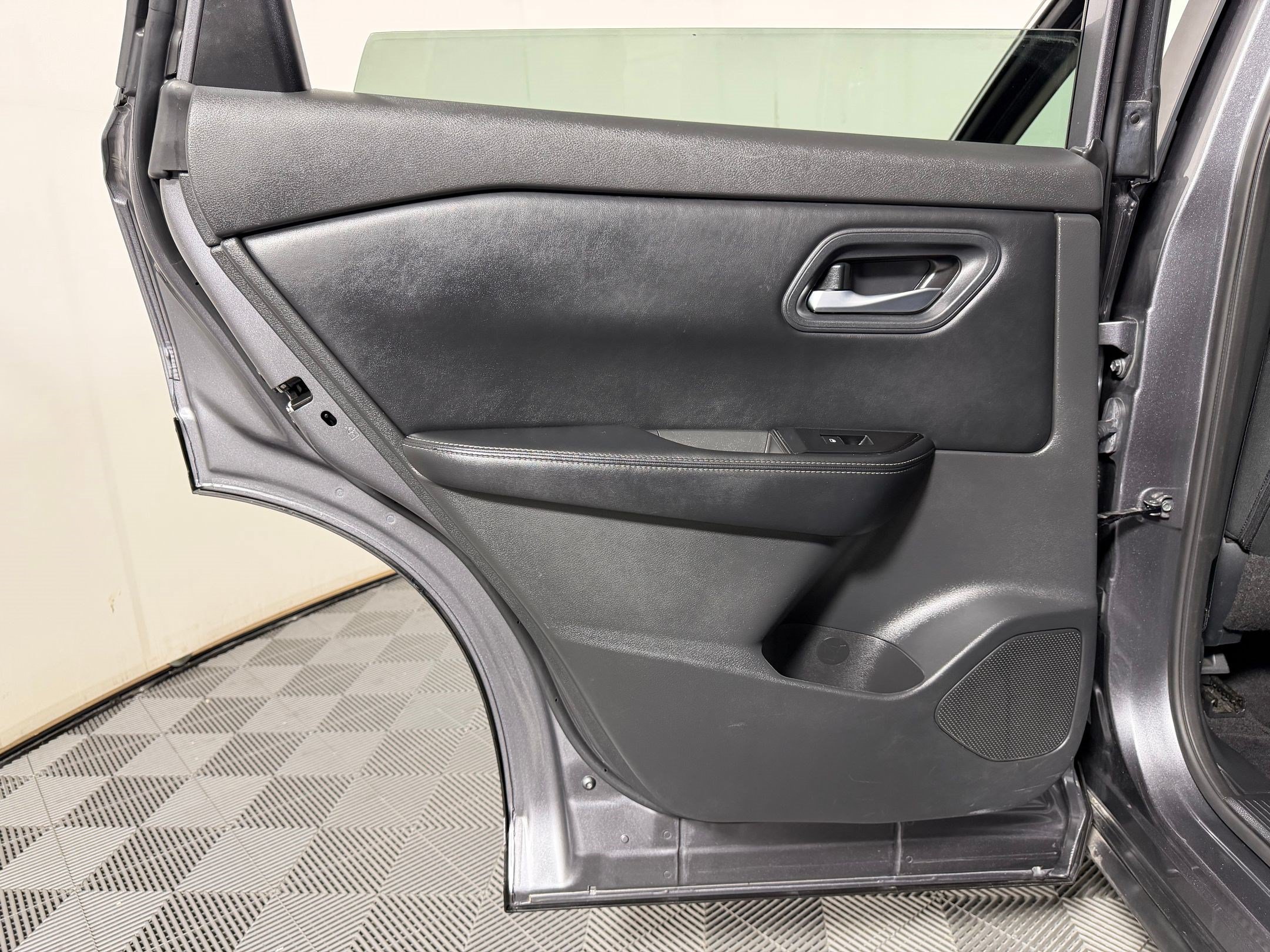 Used 2025 Nissan Rogue SV FWD image 25