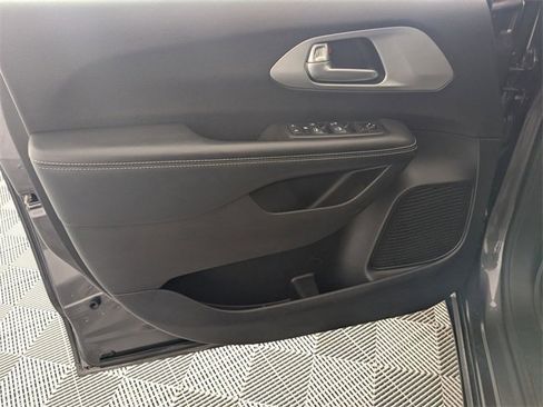 Used 2018 Chrysler Pacifica Touring Plus w/ S Appearance Package image 10