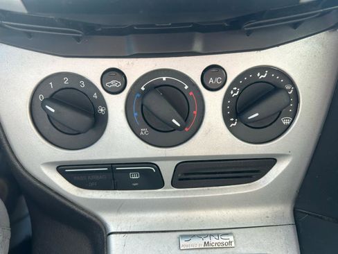 Used 2013 Ford Focus SE w/ SE Winter Pkg FWD image 24