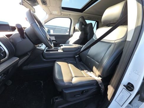 Used 2025 Ford Expedition Active image 9