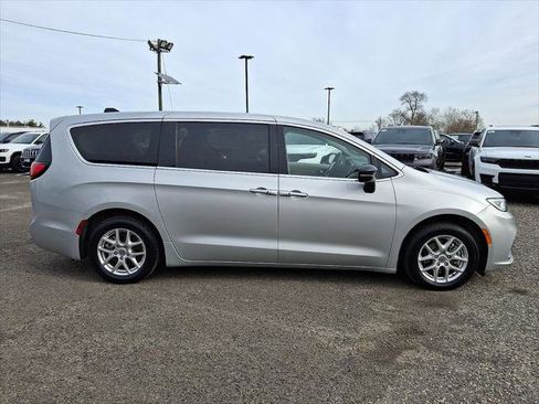 Certified 2024 Chrysler Pacifica Touring-L FWD image 13