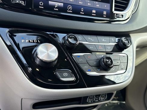 Used 2023 Chrysler Pacifica Touring-L image 27