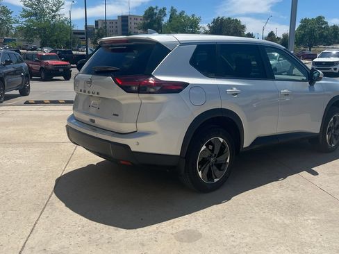 Used 2025 Nissan Rogue SV AWD/4WD image 5