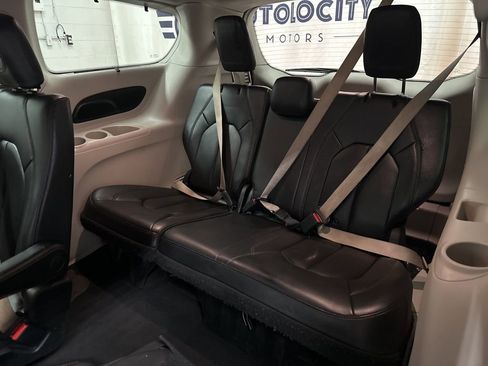Used 2017 Chrysler Pacifica Touring-L FWD image 23