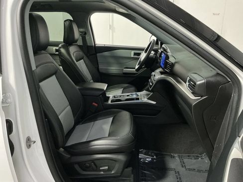 Used 2023 Ford Explorer XLT w/ Equipment Group 202A AWD/4WD image 28