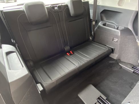 Certified 2023 Volkswagen Tiguan SE FWD image 31