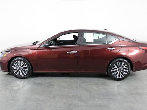Used 2024 Nissan Altima 2.5 SV FWD image 8