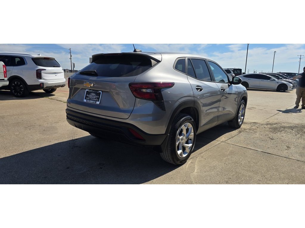 Used 2025 Chevrolet Trax LS w/ LS Convenience Package FWD image 2