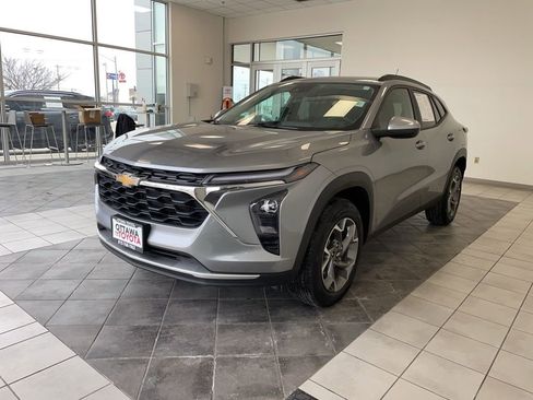 Used 2025 Chevrolet Trax LT w/ LT Convenience Package image 2