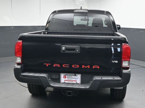 Used 2017 Toyota Tacoma TRD Sport image 4