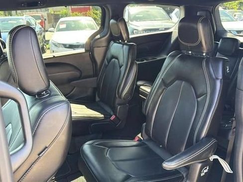Used 2025 Chrysler Pacifica Select FWD image 13