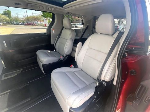 Used 2019 Toyota Sienna Limited Premium FWD image 31