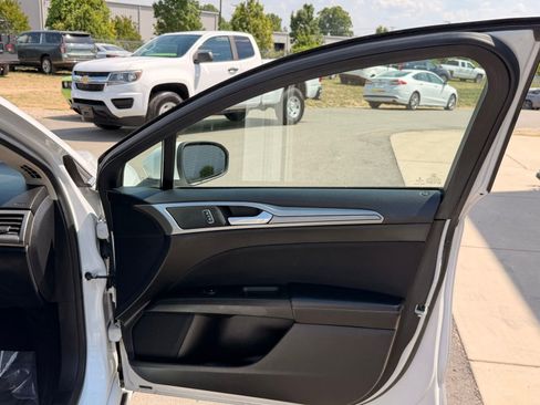 Used 2019 Ford Fusion SE FWD image 18