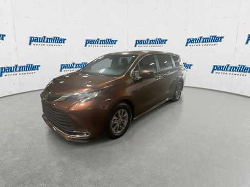 Used 2023 Toyota Sienna XLE FWD image 4