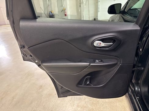 Used 2016 Jeep Cherokee Sport FWD image 30