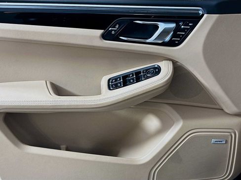 Certified 2023 Porsche Macan S AWD/4WD image 11