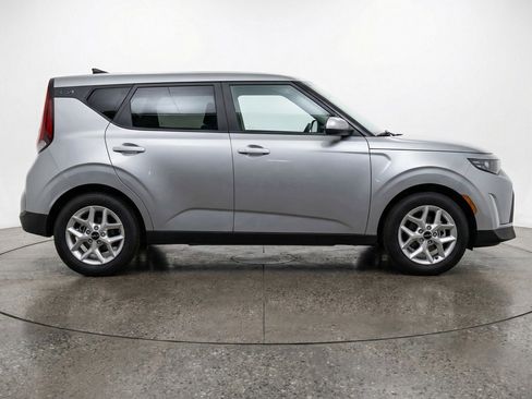 Used 2025 Kia Soul LX w/ LX Technology Package FWD image 11