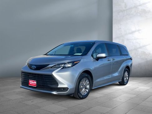 Used 2025 Toyota Sienna LE image 1