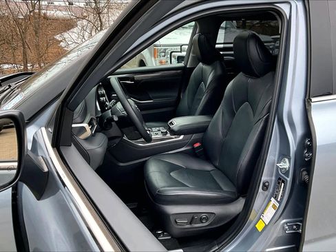 Used 2023 Toyota Highlander Limited AWD/4WD image 9
