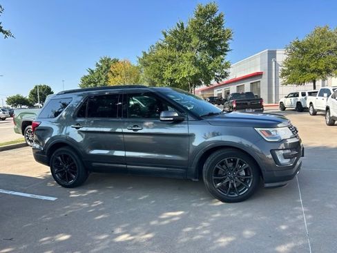 Used 2017 Ford Explorer XLT w/ Equipment Group 202A FWD image 2
