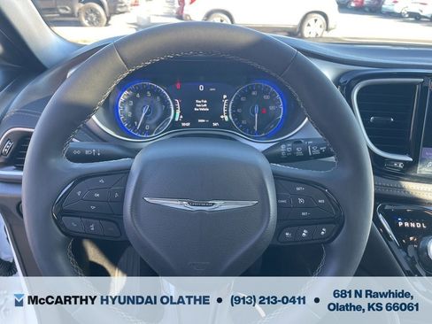 Used 2025 Chrysler Pacifica Limited FWD image 7