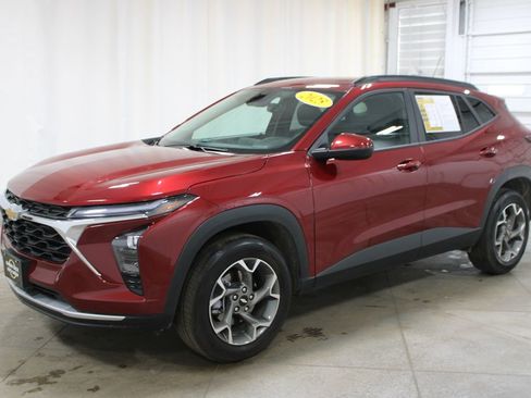 Used 2025 Chevrolet Trax LT image 4