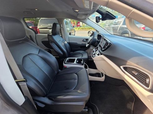 Used 2024 Chrysler Pacifica Touring-L FWD image 24