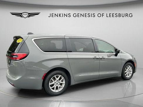 Used 2025 Chrysler Pacifica Select FWD image 5