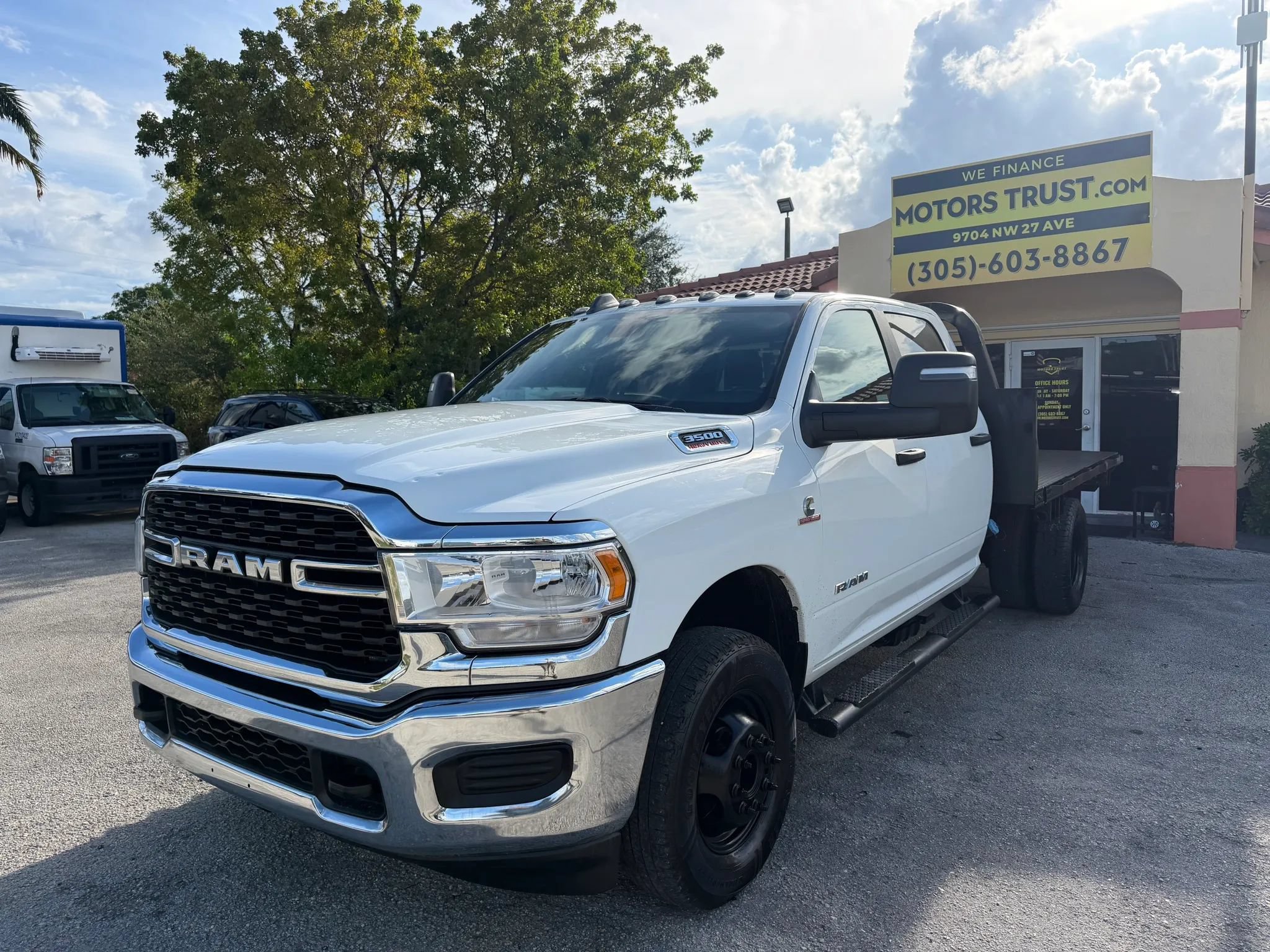 Used 2024 RAM 3500 4x4 Crew Cab SLT DRW w/ Quick Order Package 2YG SLT image 2