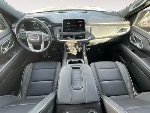 Used 2024 GMC Yukon SLT w/ SLT Luxury Package image 10