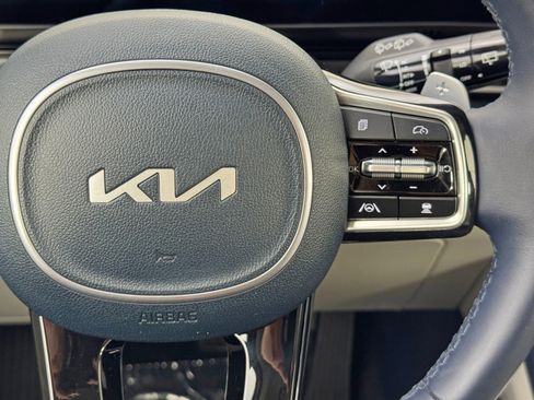 Used 2025 Kia Carnival EX image 22