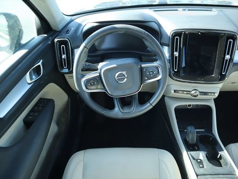 Used 2021 Volvo XC40 T5 Momentum w/ Premium Package AWD/4WD image 5