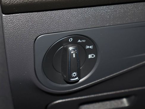 Used 2022 Volkswagen Tiguan SE image 14