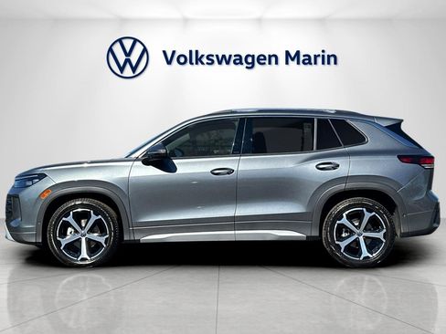 New 2025 Volkswagen Tiguan SE image 2