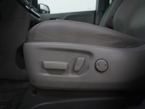 Used 2017 Toyota Sienna XLE image 24
