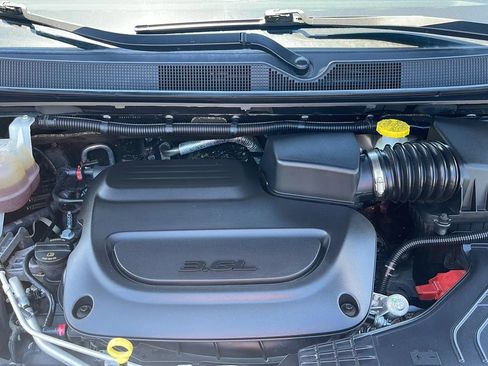Used 2023 Chrysler Pacifica Touring-L FWD image 33