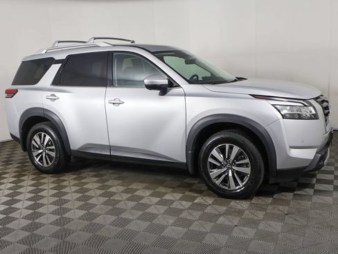 Used 2023 Nissan Pathfinder SL AWD/4WD image 17