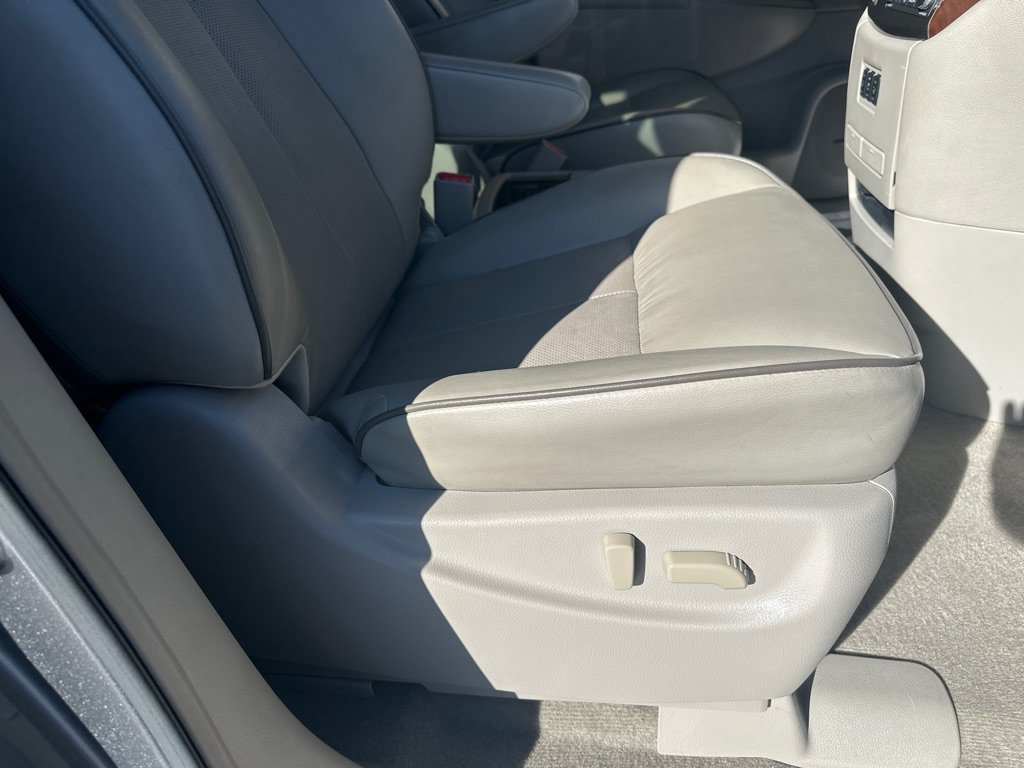 Used 2015 Nissan Quest Platinum FWD image 10