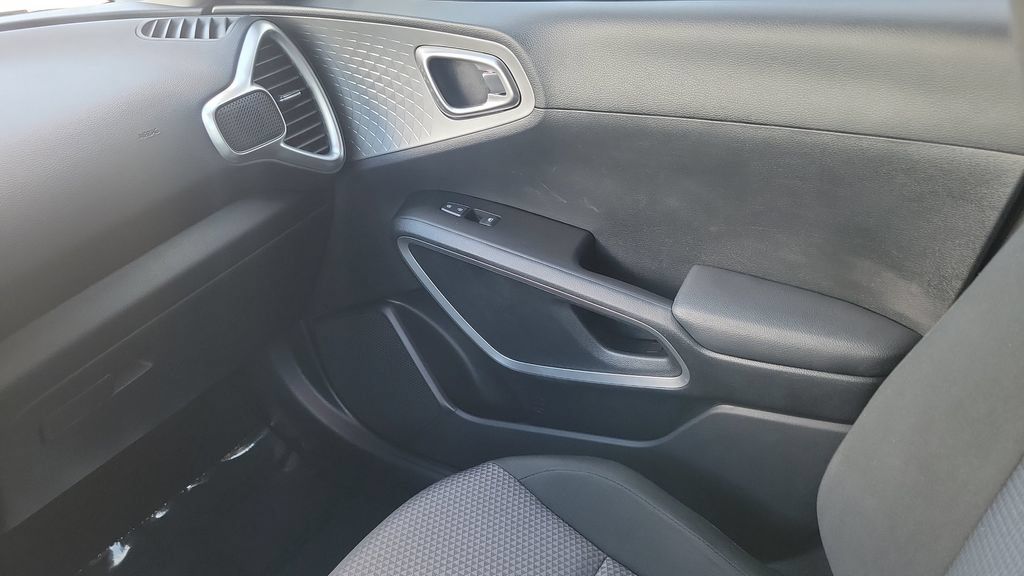 Used 2024 Kia Soul LX FWD image 13