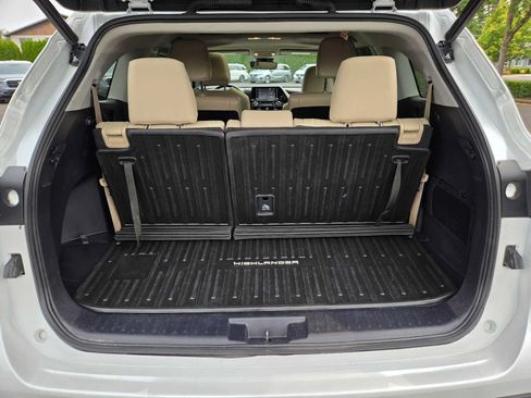 Used 2022 Toyota Highlander XLE AWD/4WD image 13