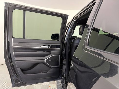 Used 2024 Jeep Wagoneer L Series II w/ Flexible Seating Group AWD/4WD image 12