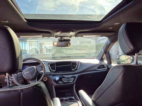 Used 2025 Chrysler Pacifica Limited image 13