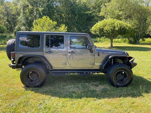 Used 2014 Jeep Wrangler Unlimited Rubicon w/ Connectivity Group AWD/4WD image 20