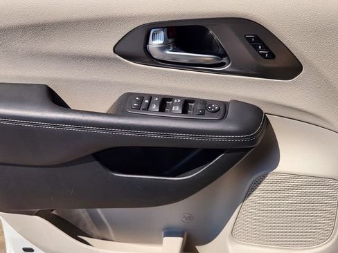 Used 2024 Chrysler Pacifica Touring-L FWD image 22