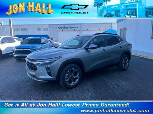 Used 2026 Chevrolet Trax LT image 2