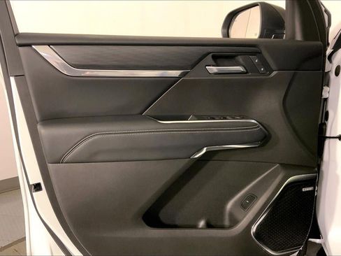 Used 2025 GMC Acadia Elevation image 25