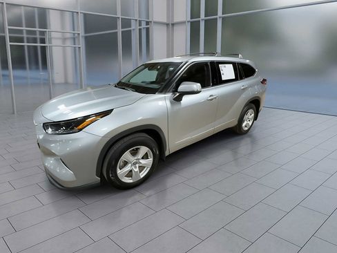 Used 2021 Toyota Highlander LE image 4