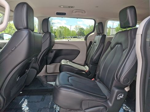 Used 2023 Chrysler Pacifica Touring-L FWD image 10